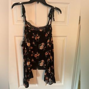 XL American Eagle Top with a drop shoulder that has sleeves!